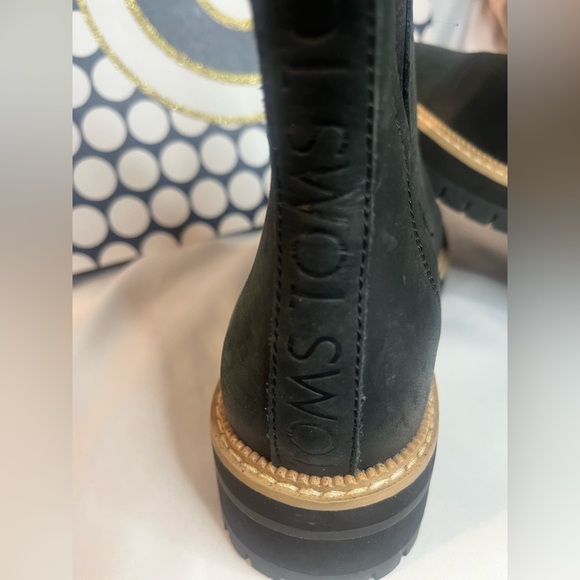 New TOMS Dakota Water-Resistant Chelsea Lug Booties - Picture 3 of 10